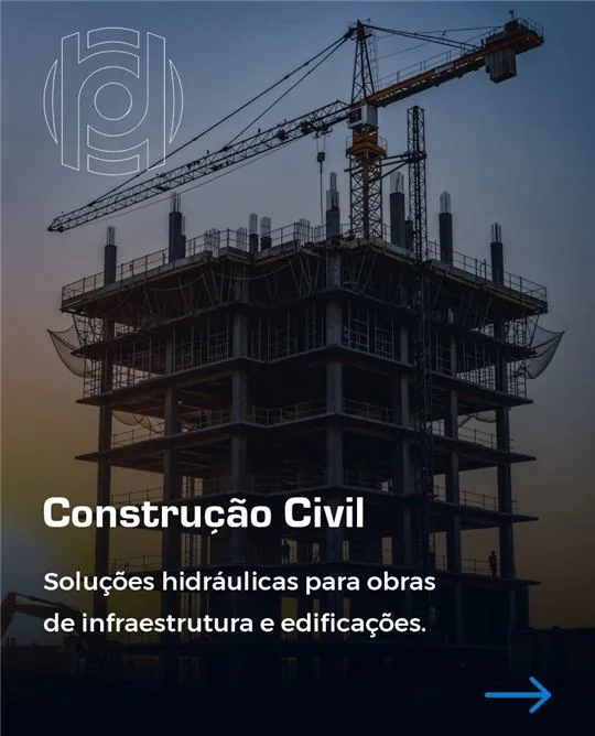 Edifício em construção com guindaste de torre.