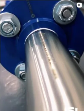 Publicação: detalhe do flange azul aparafusado ao tubo de aço inox polido.