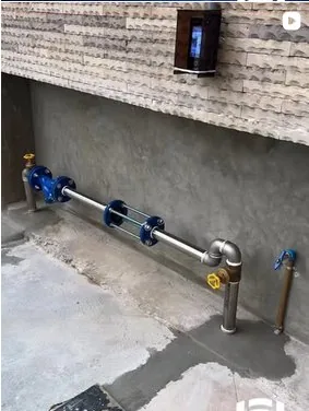 Publicação: cavalete em aço inox já instalado e alinhado junto à parede da obra.