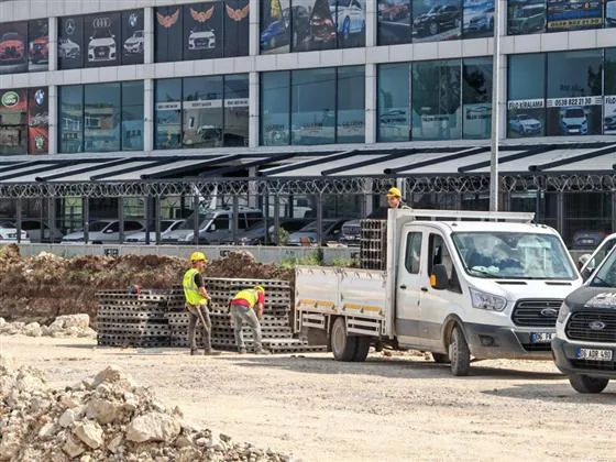 Descarga de materiais em obra, com a equipe recebendo o conjunto.